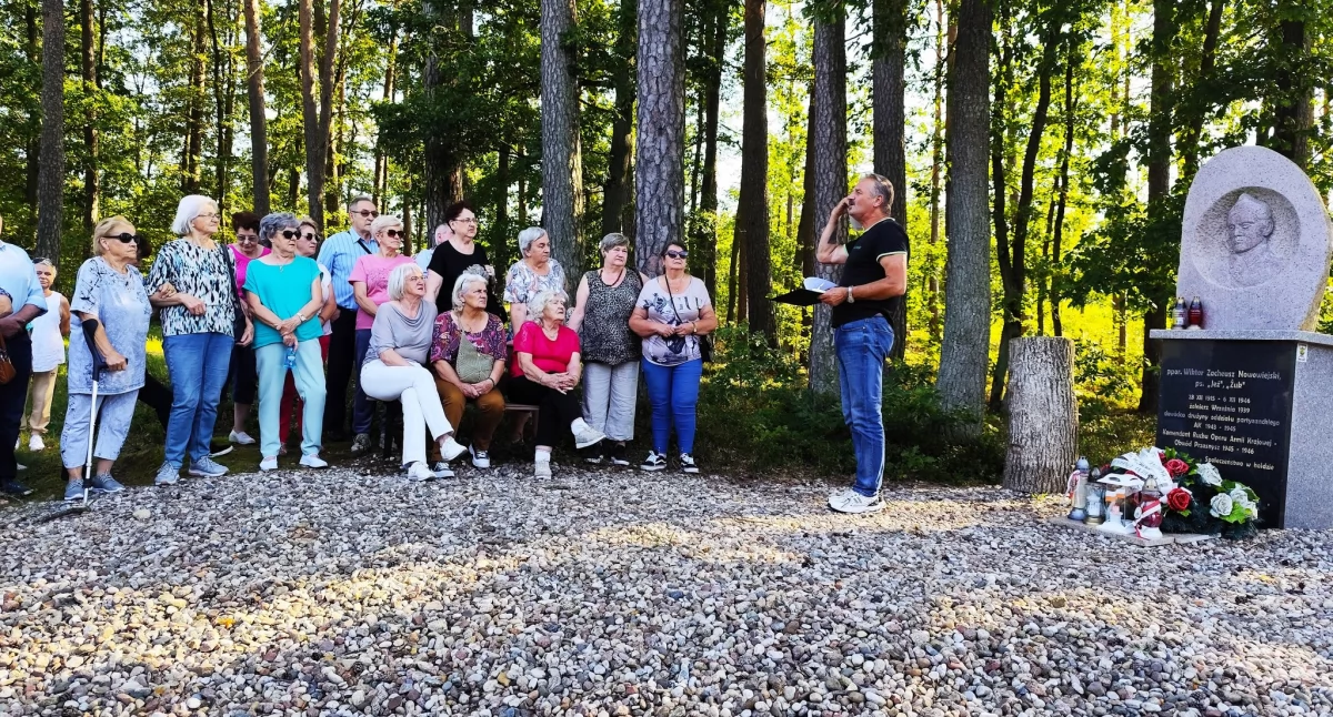 NGO - Stowarzyszania i Fundacje , Ścieżkami historii seniorzy podróży lokalnych miejscach pamięci - zdjęcie, fotografia