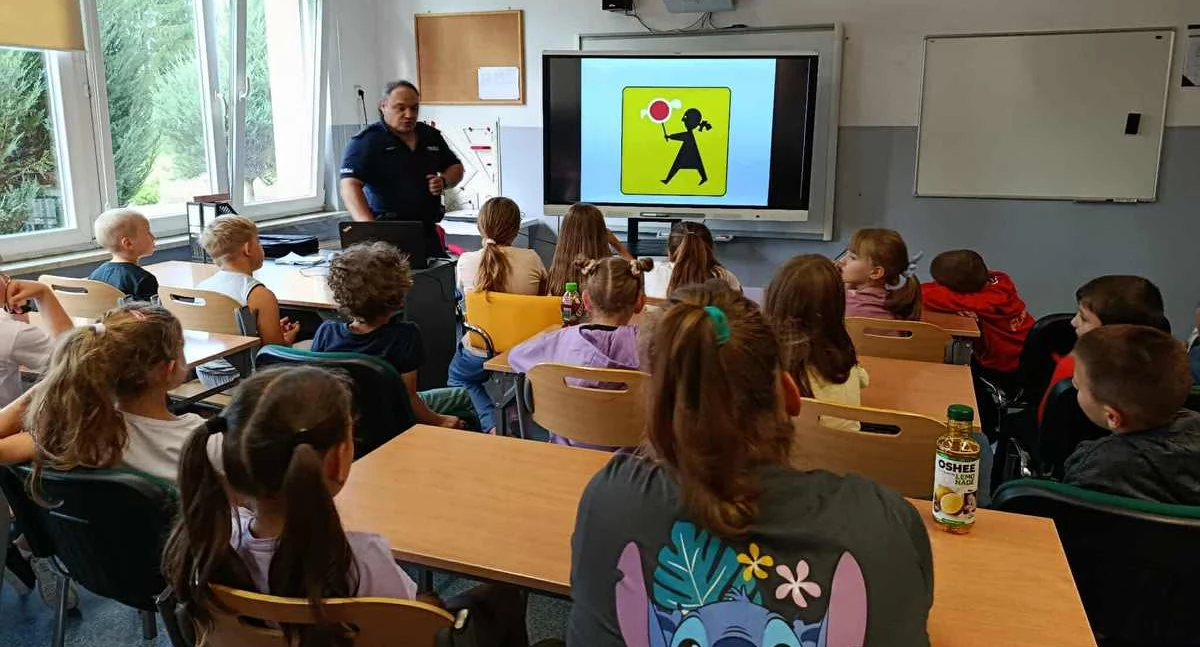 Szkoły podstawowe, Bezpieczna droga szkoły dzielnicowym - zdjęcie, fotografia
