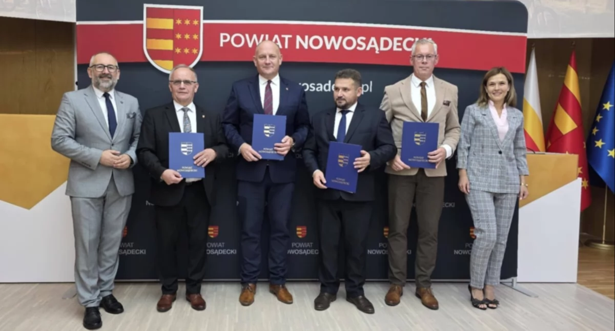 Starosta i Powiat, Podpisanie porozumienia współpracy partnerskiej pomiędzy Powiatem Przasnyskim Powiatem Nowosądeckim - zdjęcie, fotografia