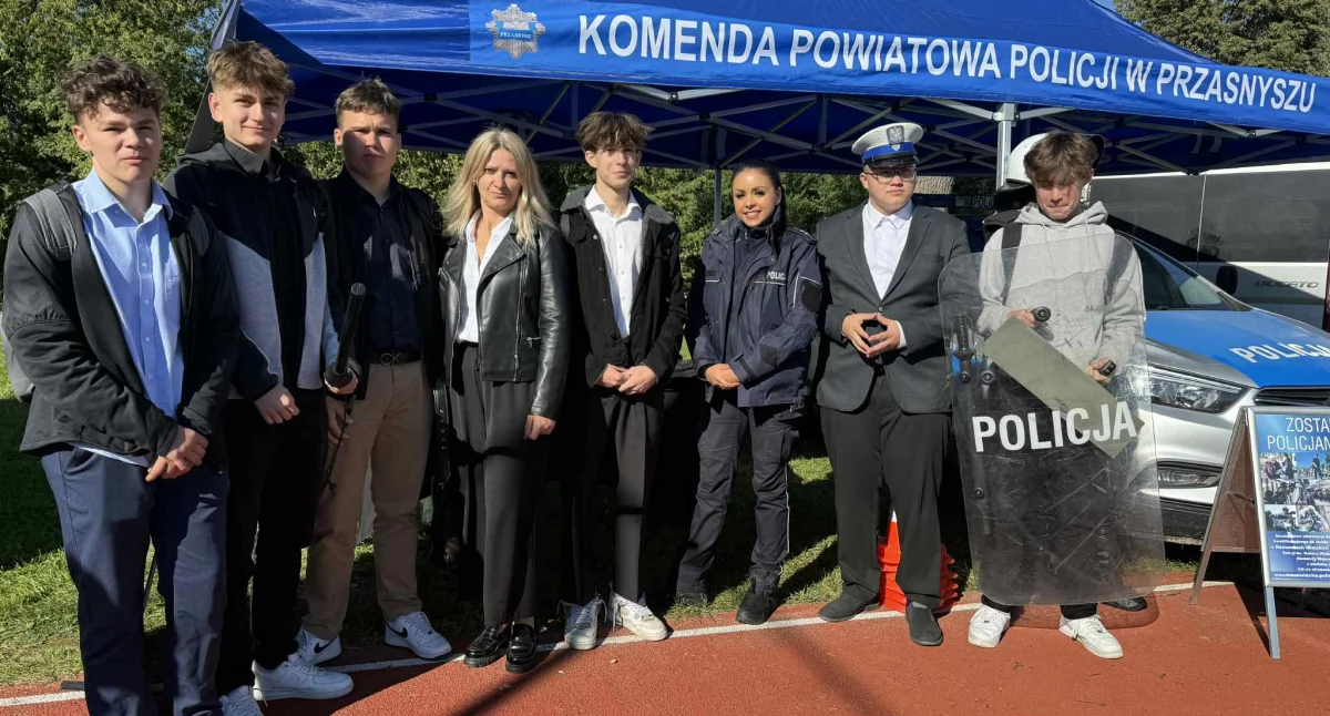 Festyny - Pikniki - Wydarzenia, Policjanci Przasnysza edukują podczas obchodów lecia Królestwa Polskiego - zdjęcie, fotografia