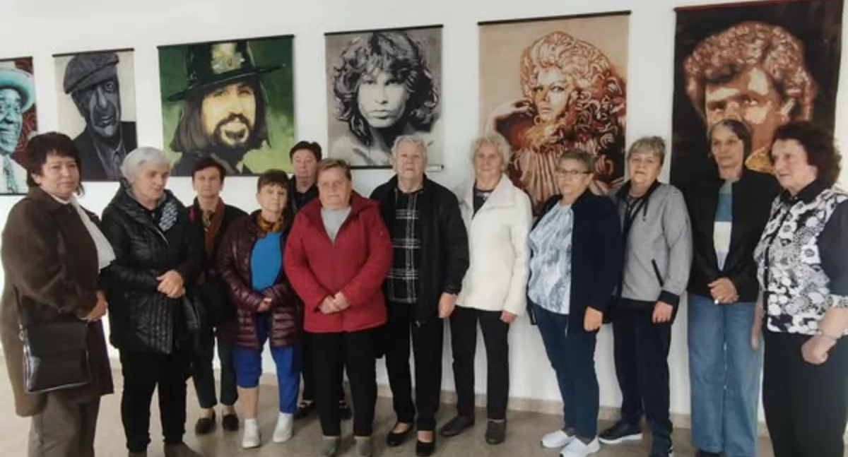 NGO - Stowarzyszania i Fundacje , Seniorzy Obręba kinie wspólne wyjście Triumf serca” - zdjęcie, fotografia