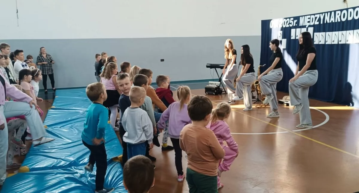 Szkoły podstawowe, Muzyka książka duecie niezwykły dzień Szkole Podstawowej Lesznie - zdjęcie, fotografia