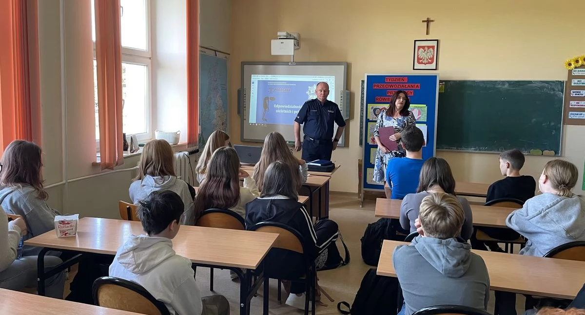 Szkoły podstawowe, Policjanci szkołach ochronie dzieci młodzieży przed przemocą - zdjęcie, fotografia