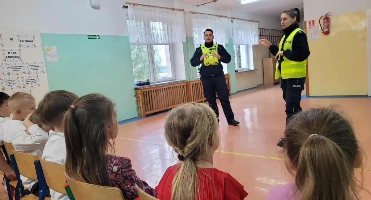 Szkoły podstawowe, Wizyta Policji Szkole Podstawowej Bogatem - zdjęcie, fotografia
