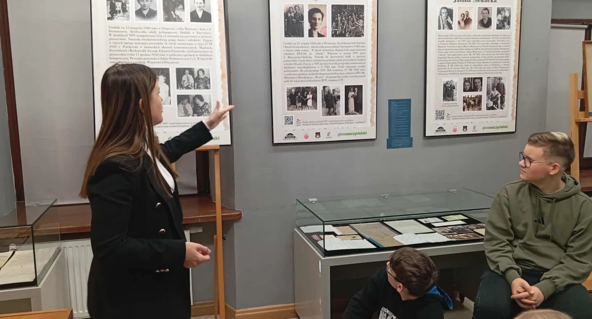 Szkoły podstawowe, Spotkanie przeszłością uczniowie poznają historię przez teatr muzeum - zdjęcie, fotografia