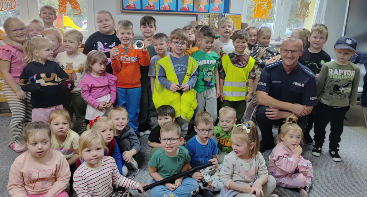 Przedszkola i Żłobki, Oddział Przedszkolny Starej Krępie odwiedził policjant - zdjęcie, fotografia