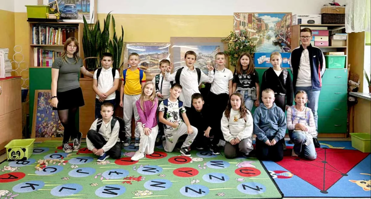 Szkoły podstawowe, Uczniowie nauczycieli wyjątkowy Dzień Edukacji Bogatem - zdjęcie, fotografia