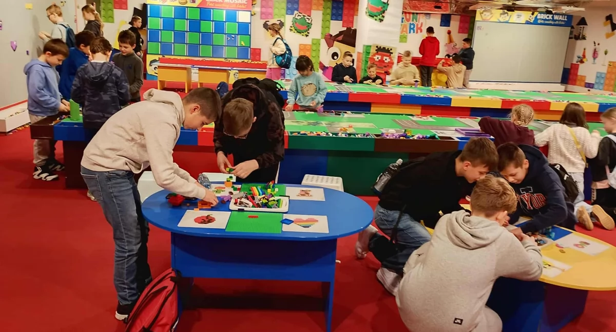 Szkoły podstawowe, Nauka zabawa integracja uczniowie Nowej Krępy edukacyjnej wycieczce Warszawy - zdjęcie, fotografia