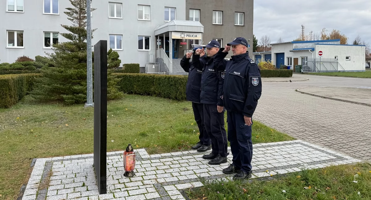 Komunikaty policji , Przasnyscy policjanci uczcili pamięć zmarłych funkcjonariuszy pracowników Policji - zdjęcie, fotografia