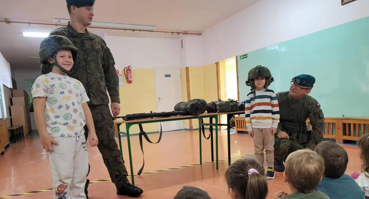 Szkoły podstawowe, bliska służbie żołnierze pokazali dzieciom wojsko - zdjęcie, fotografia