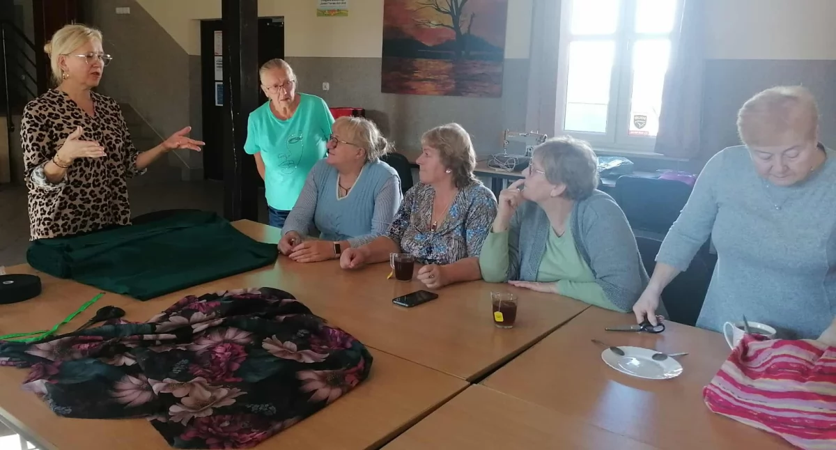 Warsztaty, Warsztaty krawieckie Klubie Seniora - zdjęcie, fotografia