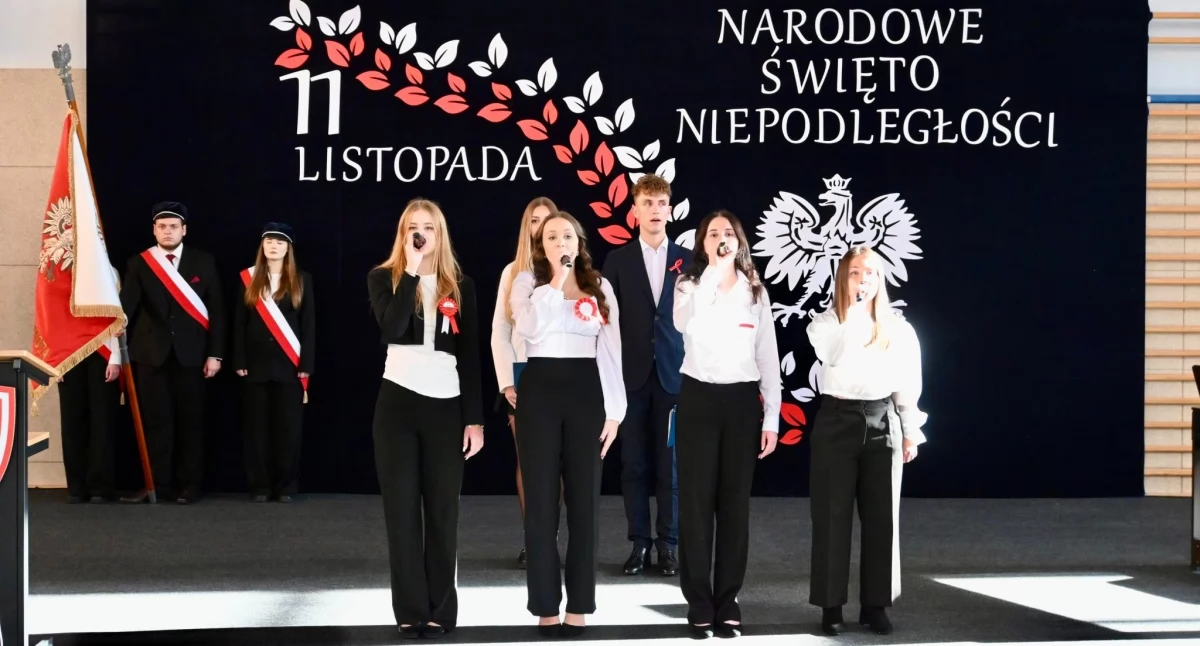 Szkoły średnie, Przasnyszu uczciło rocznicę odzyskania niepodległości - zdjęcie, fotografia