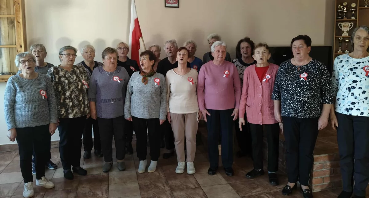 NGO - Stowarzyszania i Fundacje , Seniorzy Obręba przygotowują patriotycznym duchu Święta Niepodległości - zdjęcie, fotografia