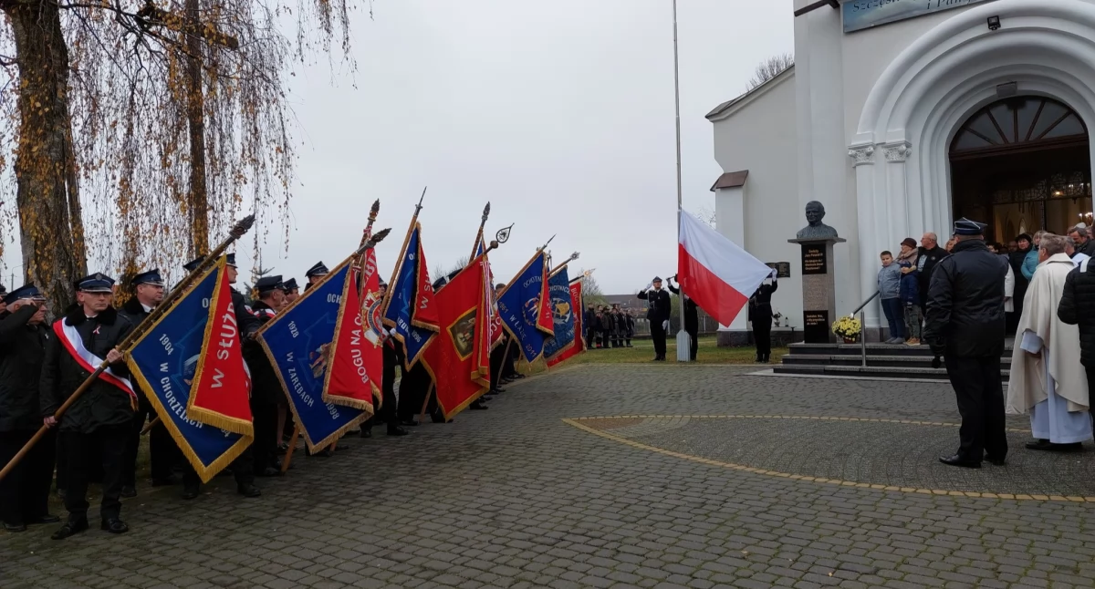 Święta i uroczystości , Chorzele świętują rocznicę odzyskania niepodległości dumą wspólnotą pieśnią - zdjęcie, fotografia