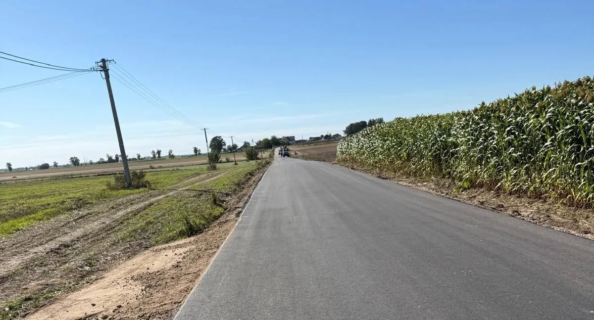 Drogi - remonty - inwestycje, Mchowo kolejny odcinek drogi Gminie Przasnysz przebudowany - zdjęcie, fotografia