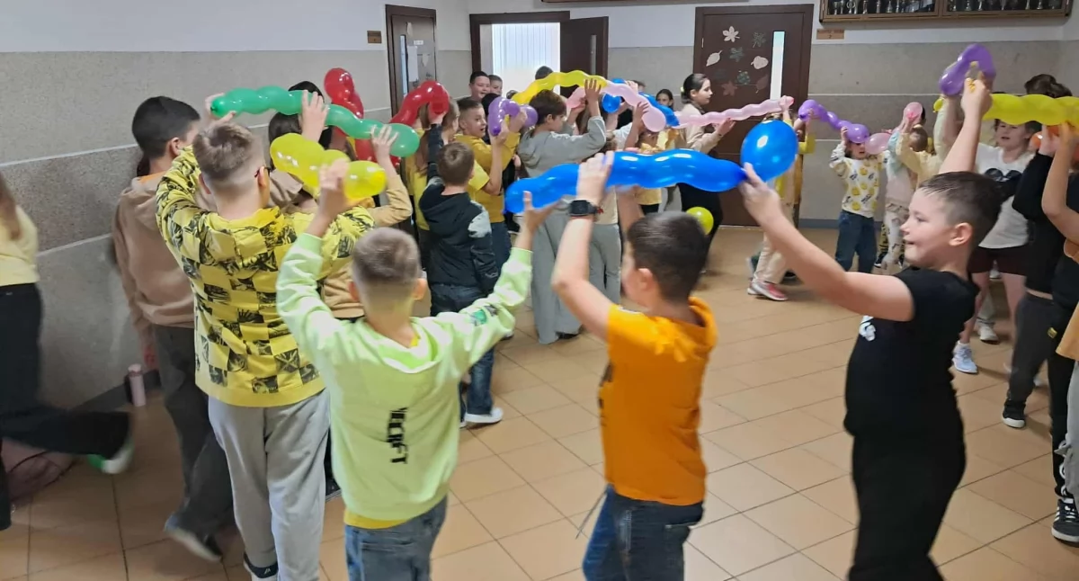 Szkoły podstawowe, Dzień Życzliwości Pozdrowień Szkole Podstawowej Nowej Krępie - zdjęcie, fotografia