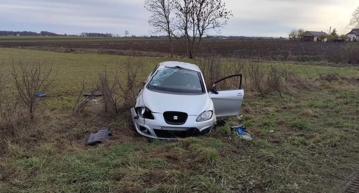 Wypadki drogowe, Dachowanie samochodu Malechach policji ostrożność - zdjęcie, fotografia