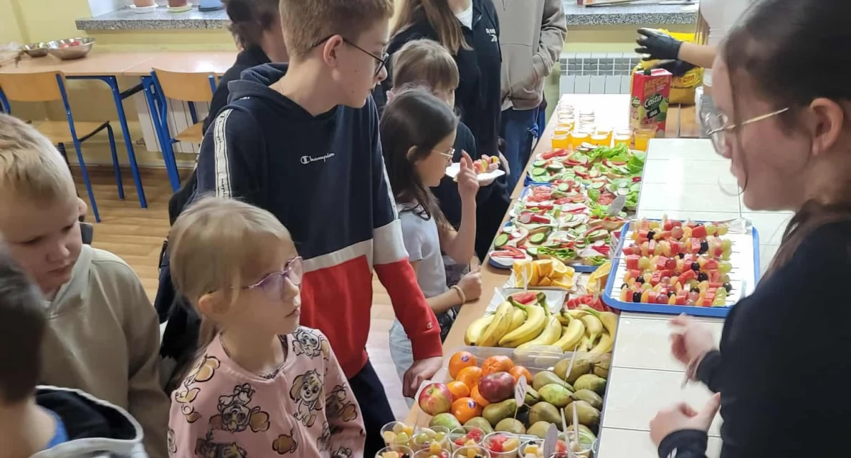 Szkoły podstawowe, Kiermasz „Pełen Zdrowia” Szkole Podstawowej Bogatem - zdjęcie, fotografia