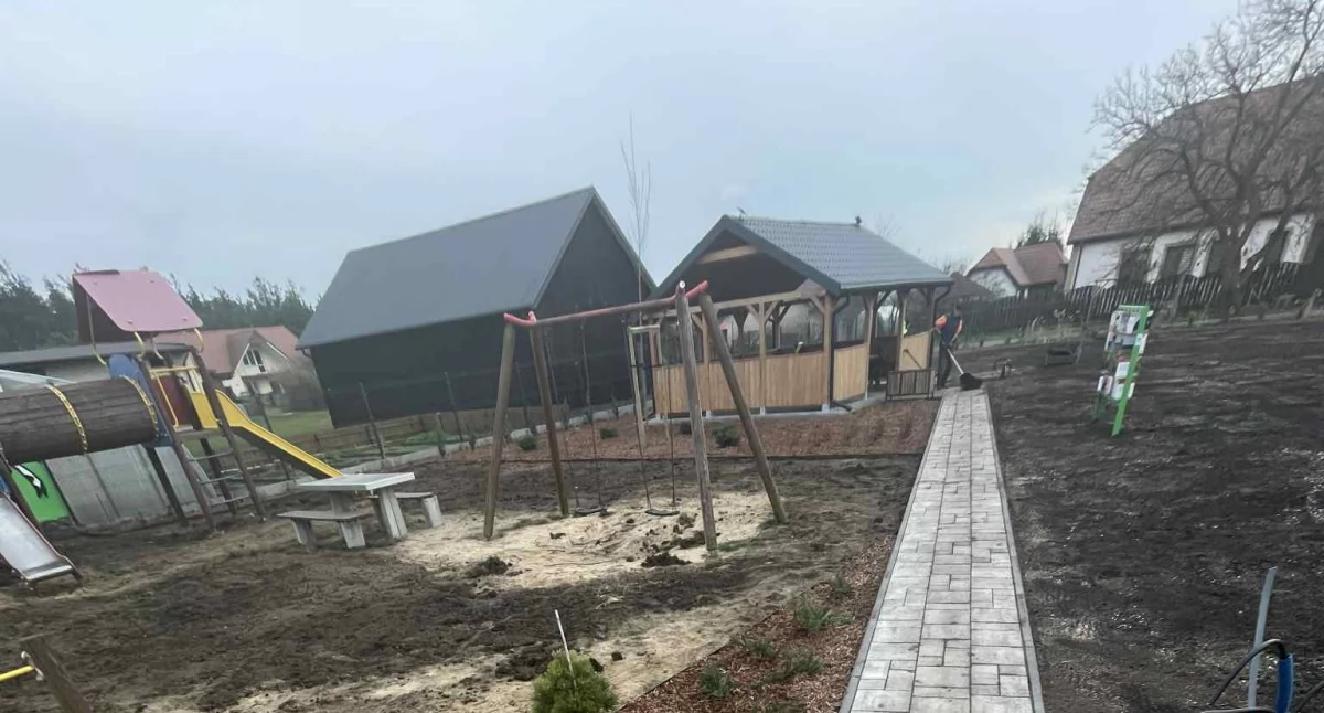 Drogi - remonty - inwestycje, Zielona inwestycja Zarębach zabaw zyskał nową oprawę - zdjęcie, fotografia
