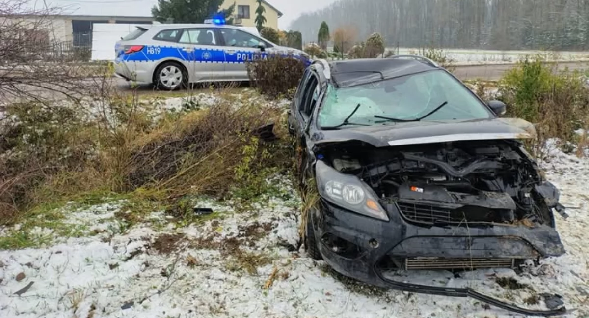 Wypadki drogowe, promile kierownicą latek zakończył jazdę rowie - zdjęcie, fotografia