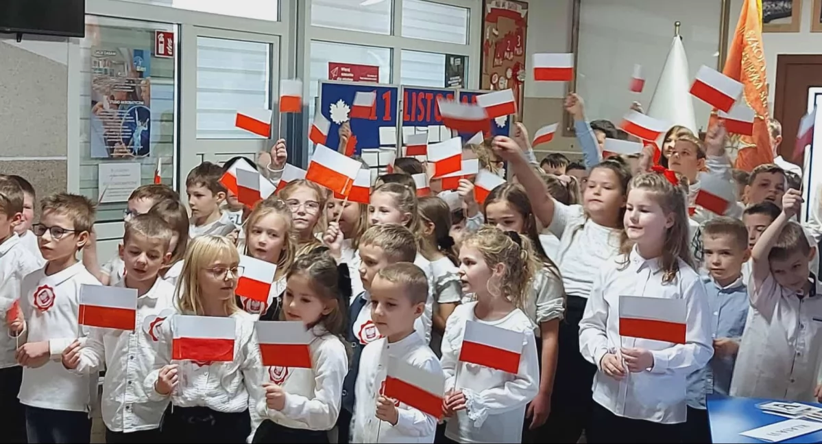 Szkoły podstawowe, Święto Niepodległości Dzień Patrona Nowej Krępie - zdjęcie, fotografia