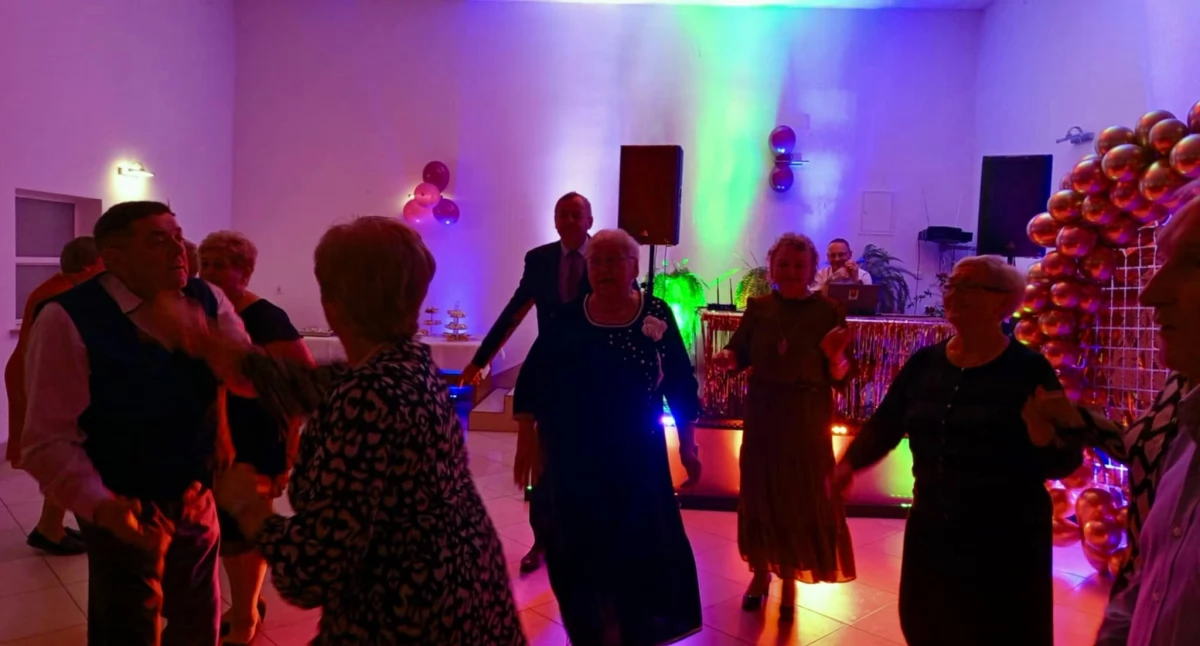 NGO - Stowarzyszania i Fundacje , Andrzejkowy Seniora Czernicach Borowych wieczór pełen radości wspólnej zabawy - zdjęcie, fotografia