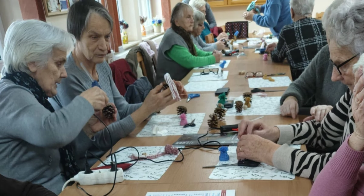 NGO - Stowarzyszania i Fundacje , Seniorzy Obręba udekorowali klubową choinkę własnoręcznymi ozdobami - zdjęcie, fotografia