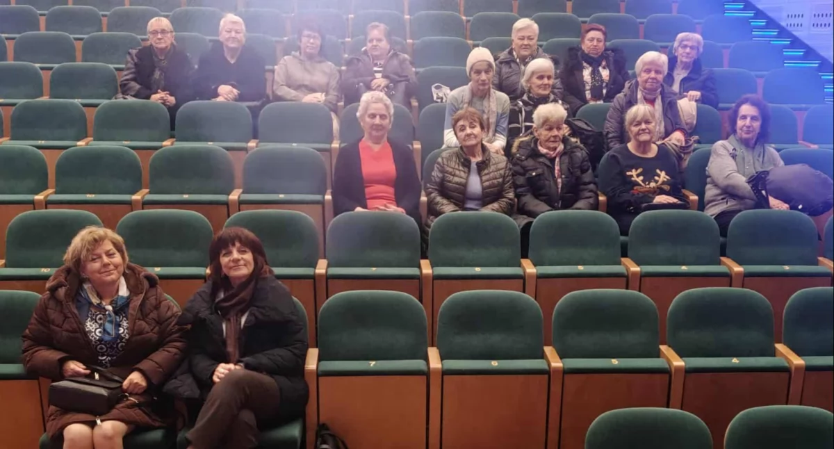 NGO - Stowarzyszania i Fundacje , Seniorzy Obręba kinie filmie „Uwierz Mikołaja - zdjęcie, fotografia