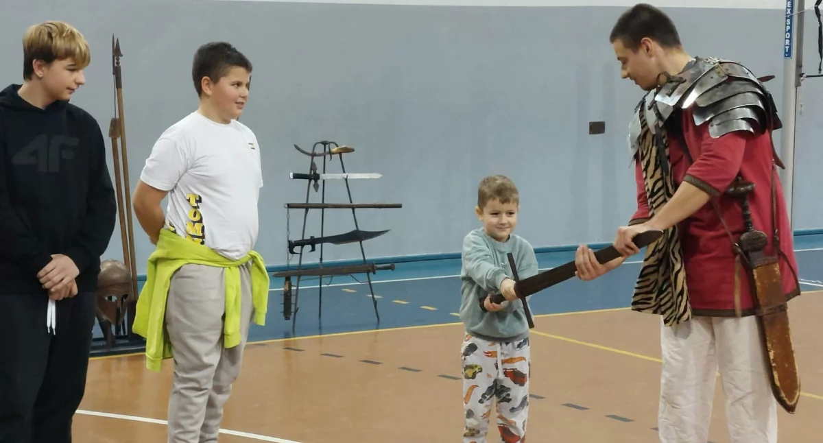 Szkoły podstawowe, Rzymskie imperium tradycje antyku - zdjęcie, fotografia