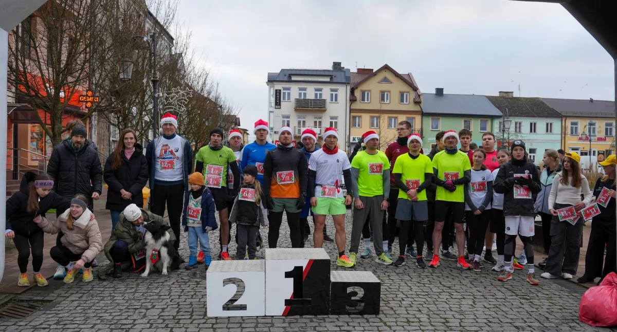 Biegi, Świąteczna Sztafeta Mikołaja ponownie połączyła mieszkańców Przasnysza - zdjęcie, fotografia