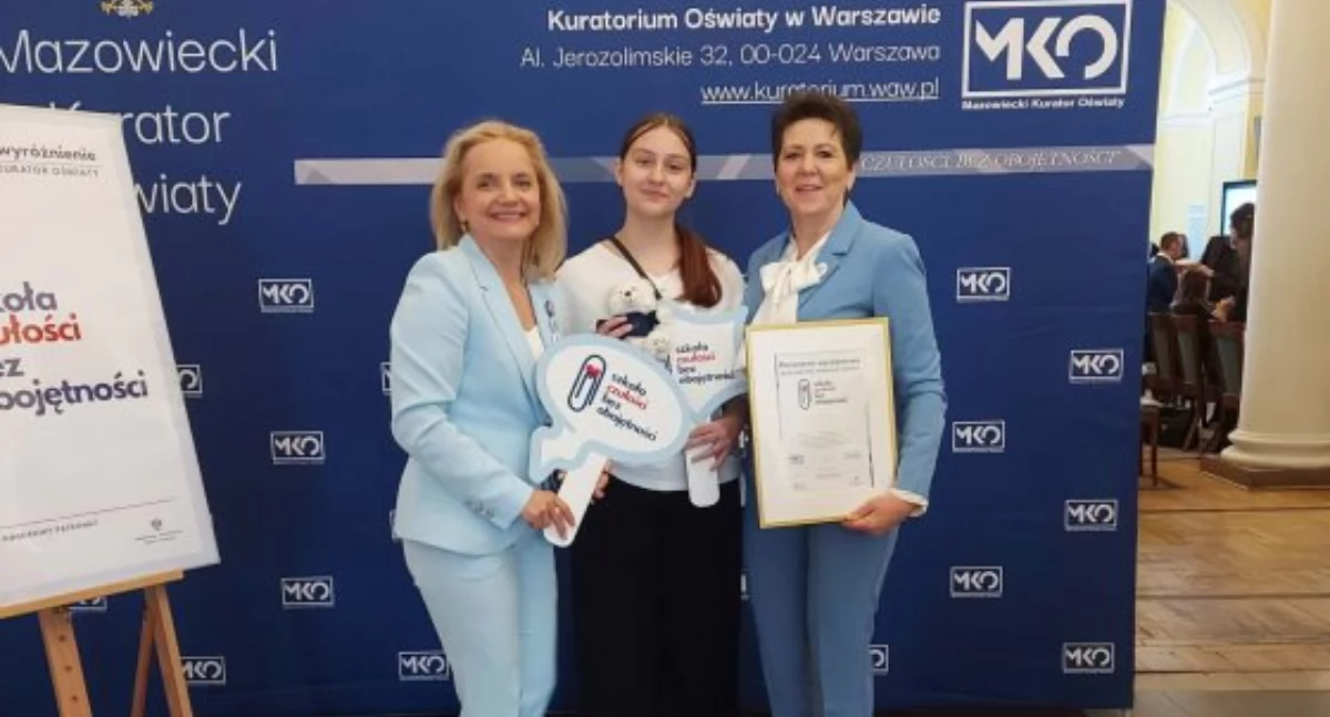 Szkoły podstawowe, Empatia wrażliwość docenione szkoła Czernicach Borowych prestiżowym wyróżnieniem Kuratora Oświaty - zdjęcie, fotografia