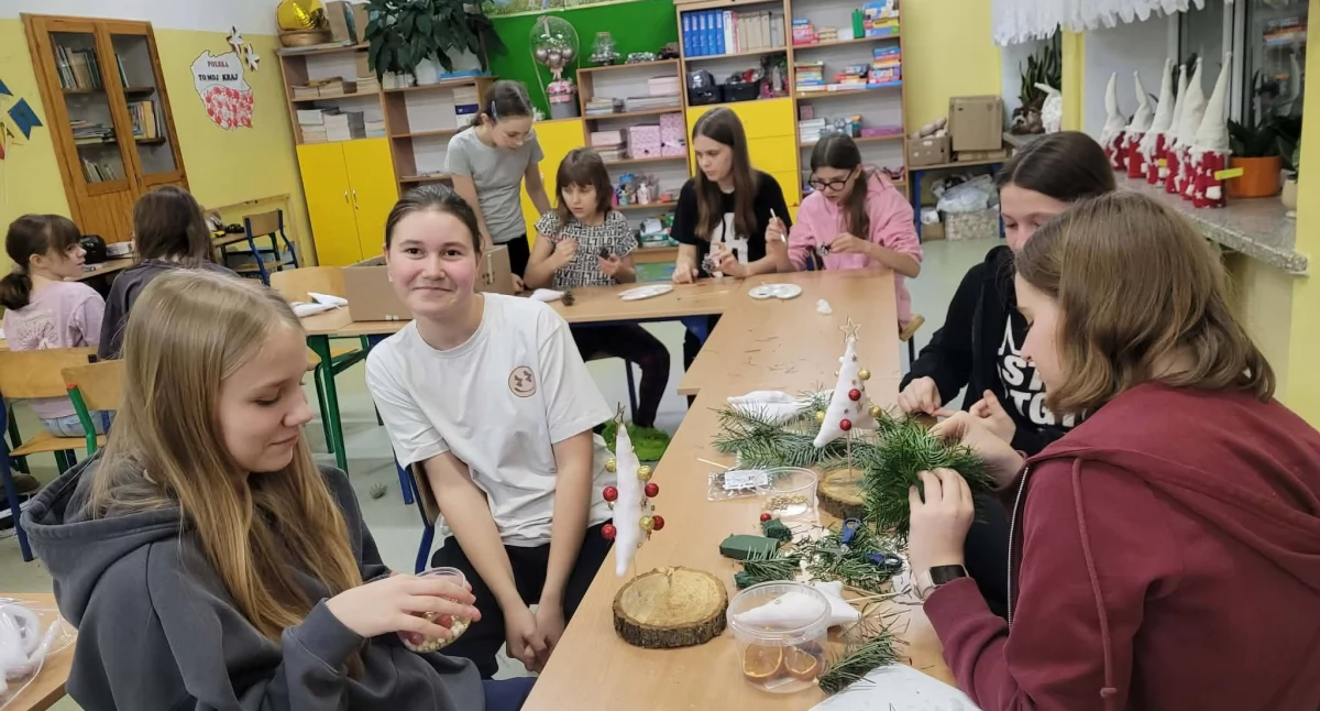Szkoły podstawowe, Szkolna Nocka Świątecznych Warsztatów Bogatem kreatywność integracja pomoc potrzebującym - zdjęcie, fotografia