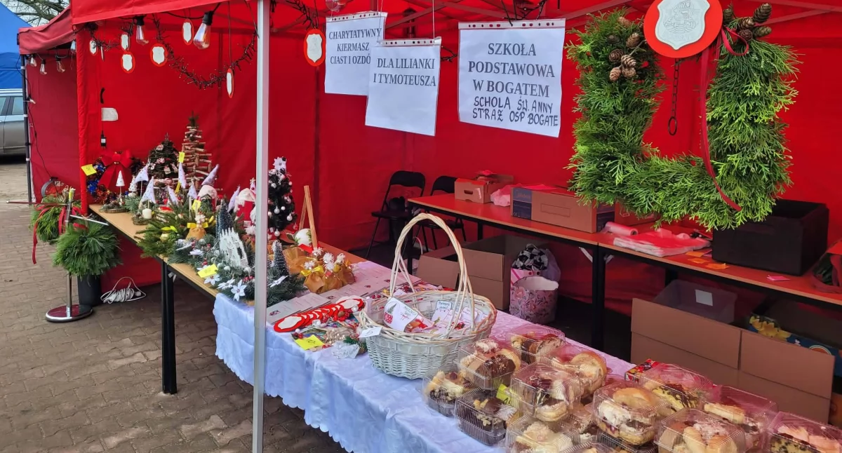 Charytatywne akcje, Charytatywny Kiermasz Ciast ozdób świątecznych podczas Jarmarku Bożonarodzeniowego Bogatem - zdjęcie, fotografia