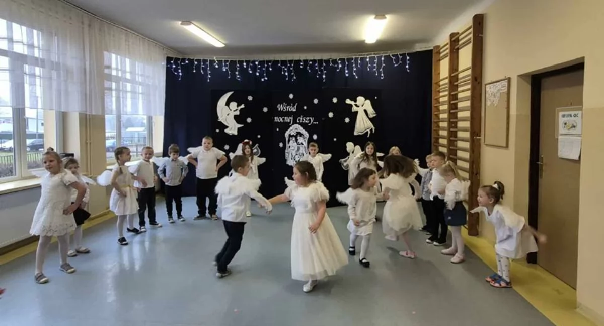 Szkoły podstawowe, Małe głosy wielkie życzenia świąteczne przesłanie zerówkowiczów Przasnyszu - zdjęcie, fotografia