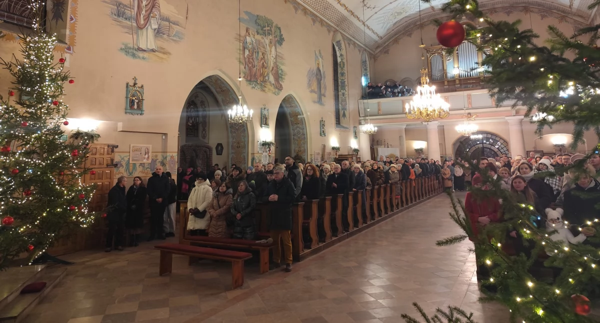 Święta i uroczystości , Uroczysta Pasterka przasnyskiej Farze radosne rozpoczęcie świętowania Bożego Narodzenia - zdjęcie, fotografia