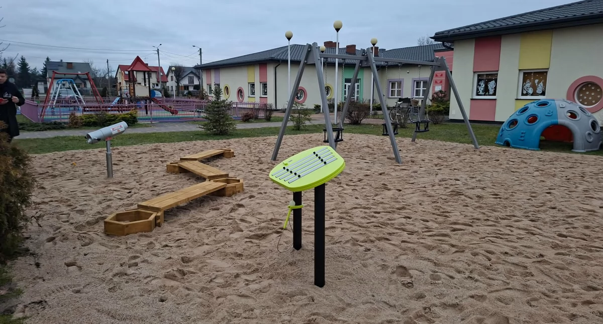 Przedszkola i Żłobki, Nowoczesna przestrzeń radości najmłodszych zabaw Żłobku Miejskim Chorzelach - zdjęcie, fotografia