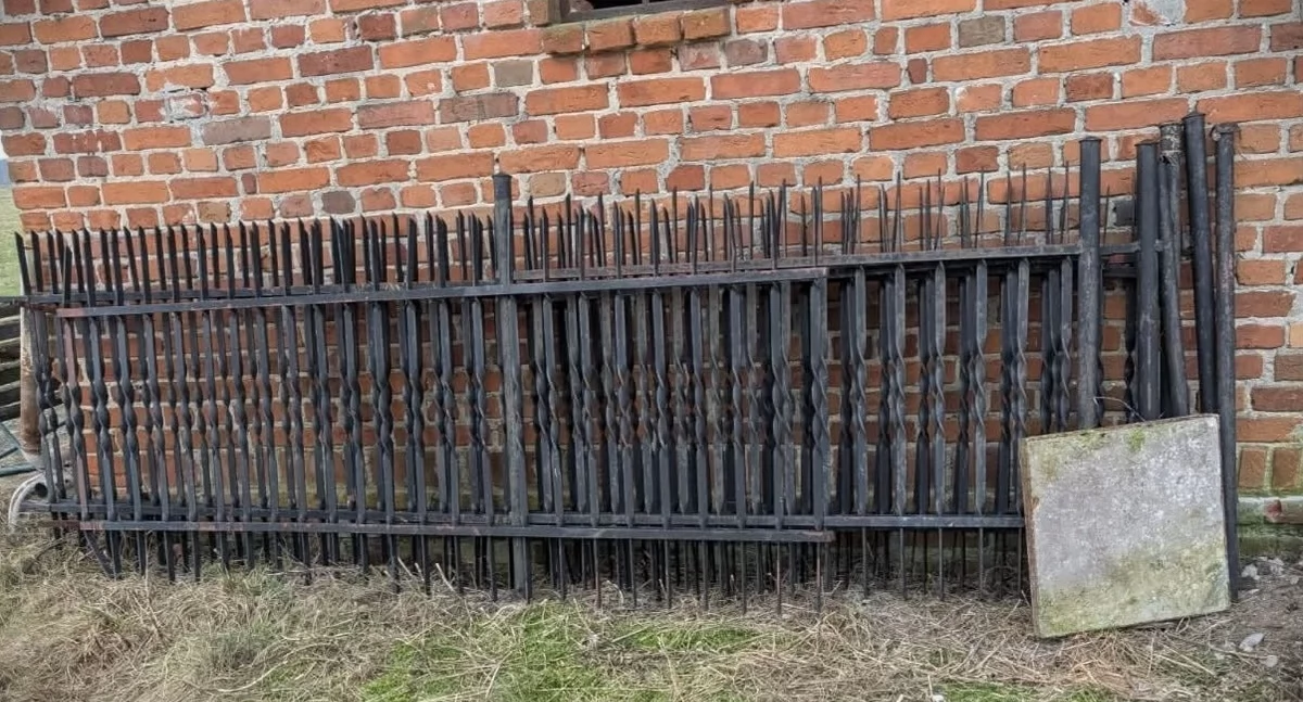 Kronika Kryminalna - Policja, Kradli ogrodzenie materiały budowlane Policjanci Chorzel szybko zatrzymali - zdjęcie, fotografia