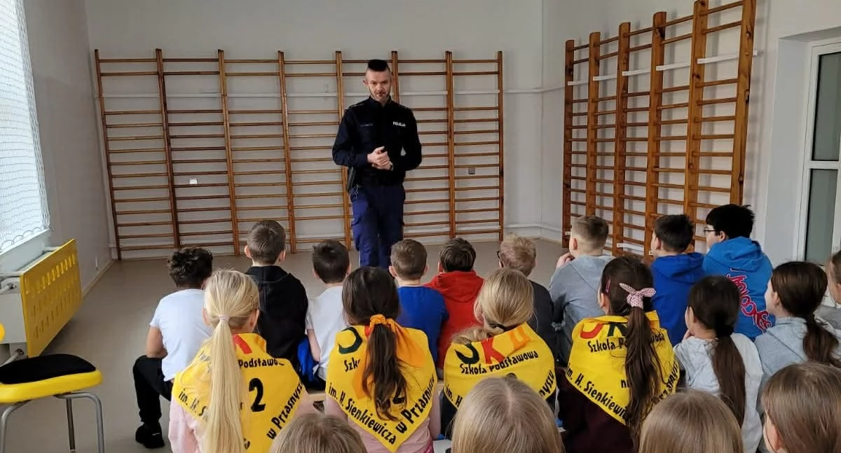 Szkoły podstawowe, Odpowiedzialność sieci zabawa Policyjna prelekcja najmłodszych - zdjęcie, fotografia