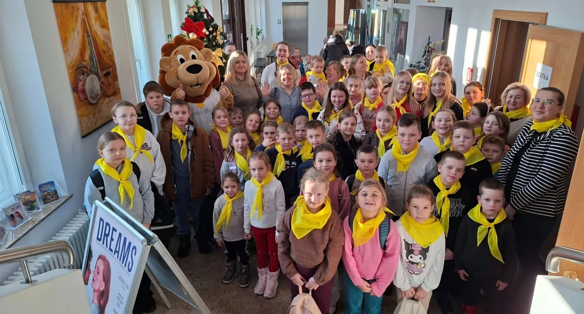 Teatr, Zimowa wyprawa teatru pełna śmiechu niespodzianek - zdjęcie, fotografia