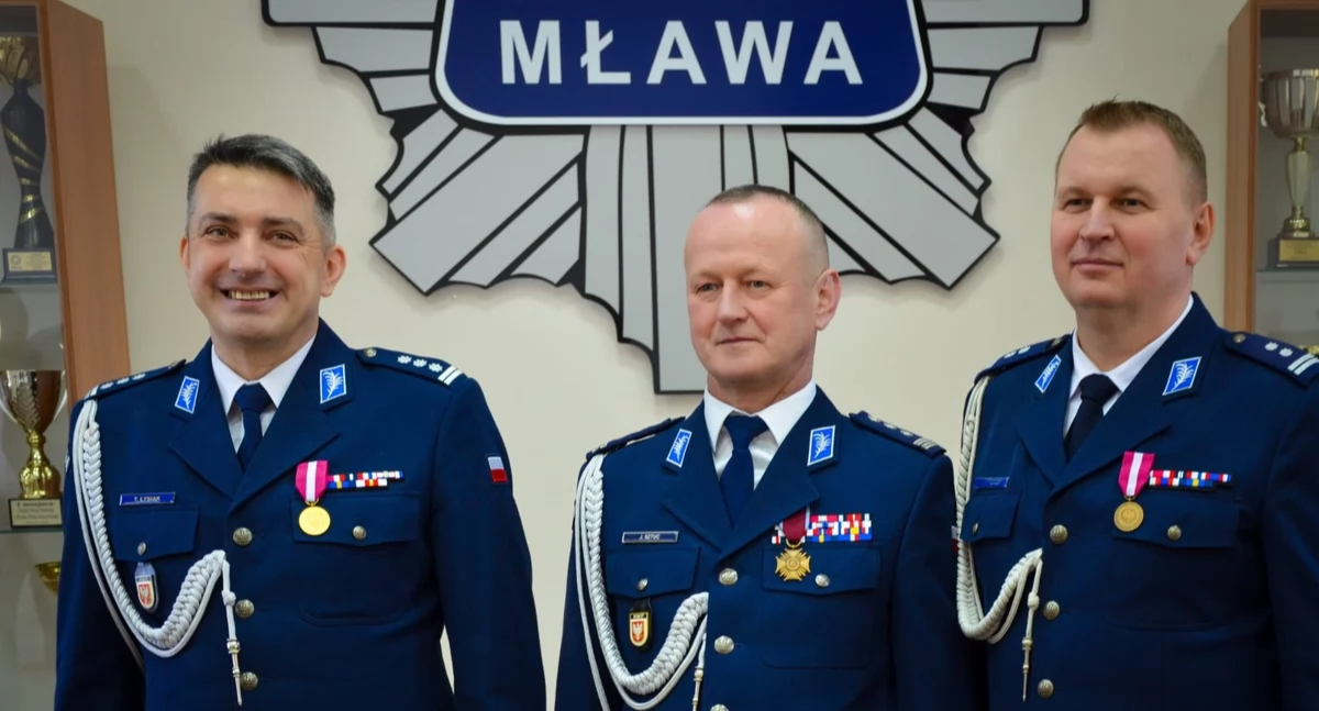 Komunikaty policji , Symboliczne pożegnanie rozdział Mława Tomasz Łysiak przeszedł emeryturę - zdjęcie, fotografia