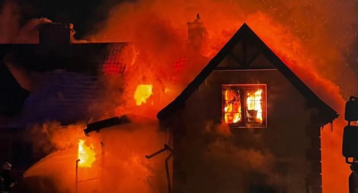 Pożary - Straż , Nocny pożar Ożumiechu Mieszkańcy bezpieczni trwały długie działania gaśnicze - zdjęcie, fotografia