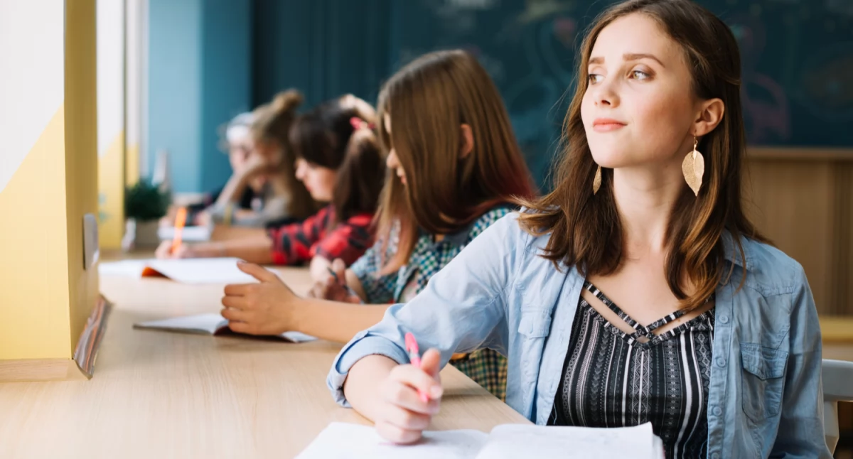 Promocje gospodarcze, wygląda ustna matura języka polskiego - zdjęcie, fotografia