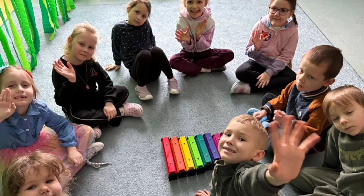 Szkoły podstawowe, Muzyczne kroki najmłodszych rytmika pełna radości przasnyskiej „Jedynce” - zdjęcie, fotografia
