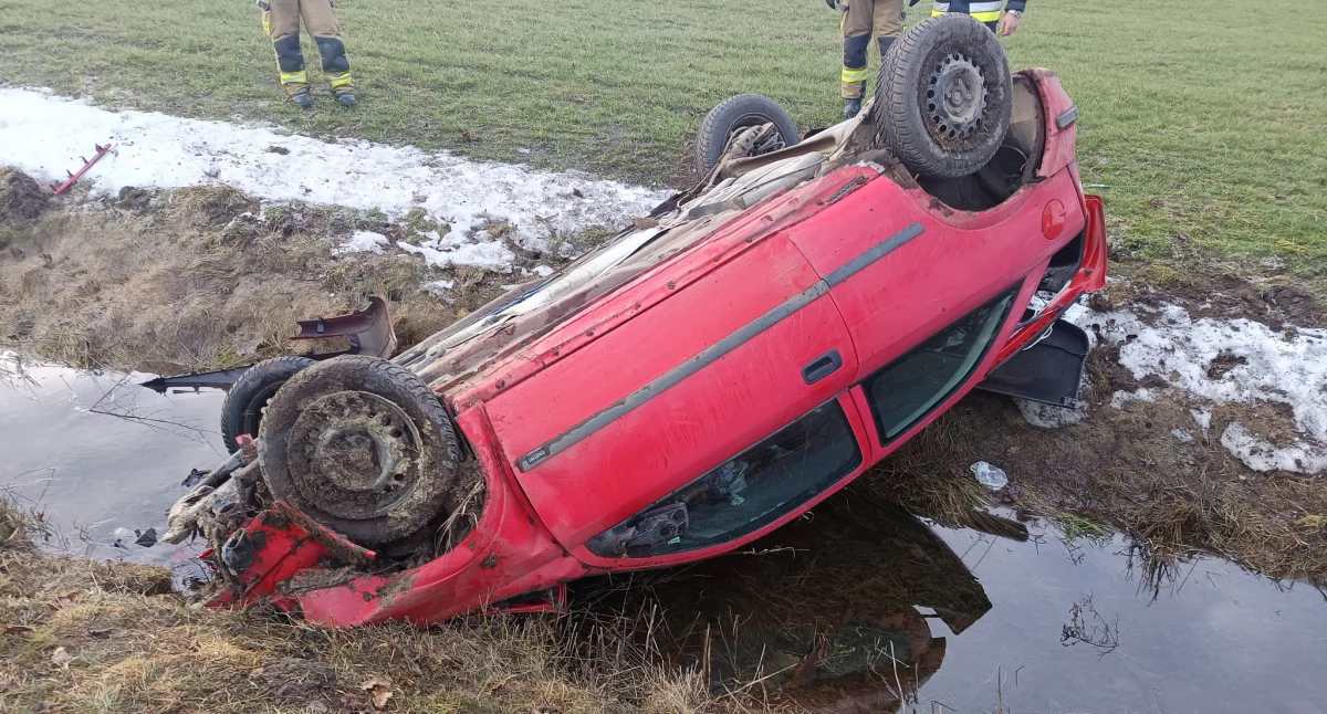 Wypadki drogowe, Poranny wypadek dachowało jedna osoba ranna - zdjęcie, fotografia