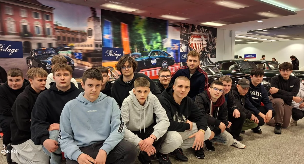 Szkoły średnie, pasja spotyka naukę Uczniowie technikum samochodowego Przasnysza wystawie „Ikony Motoryzacji” - zdjęcie, fotografia
