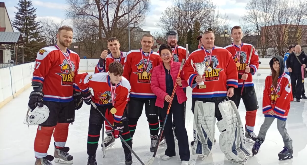 Hokej, Orły Przasnysz srebrnym medalem Ciechanowie Historyczny turniej pożegnanie odkrytego lodowiska - zdjęcie, fotografia