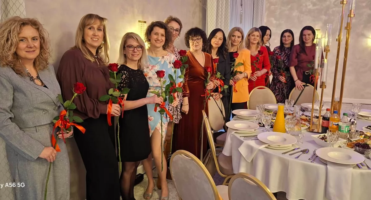 Szkoły średnie, Elegancja muzyka wyjątkowa atmosfera Przasnyszu świętowano Dzień Kobiet - zdjęcie, fotografia