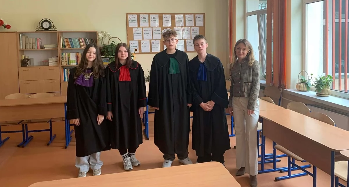 Szkoły podstawowe, Uczniowie wcielili sędziów adwokatów Dzień Edukacji Prawnej przasnyskiej „Jedynce” - zdjęcie, fotografia