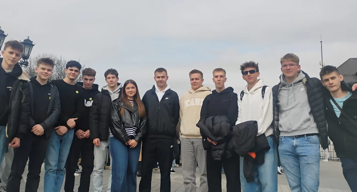 Szkoły średnie, Maturzyści Przasnysza Jasnej Górze Pielgrzymka wiary refleksji decyzji - zdjęcie, fotografia