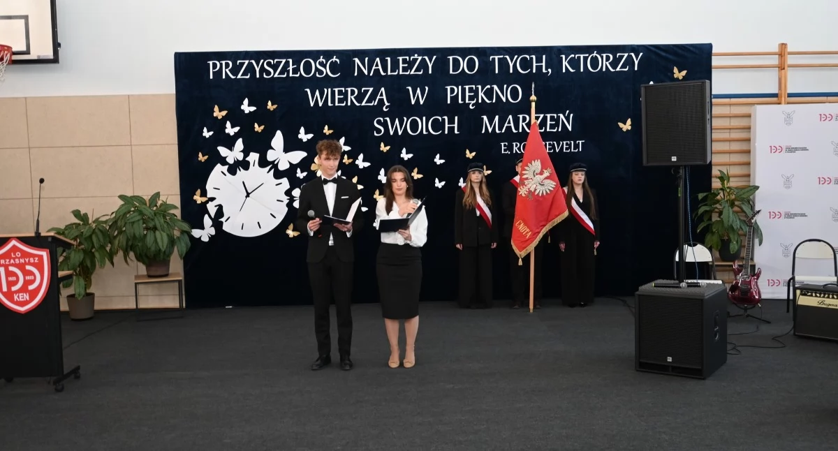 Szkoły średnie, Pożegnanie maturzystów Przasnyszu Symboliczny koniec ważnego etapu - zdjęcie, fotografia